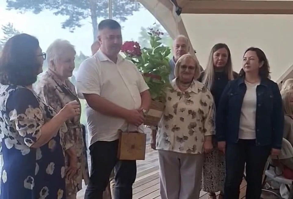 Члены Псковского облсовпрофа поздравили Наталью Горбачёву с юбилеем