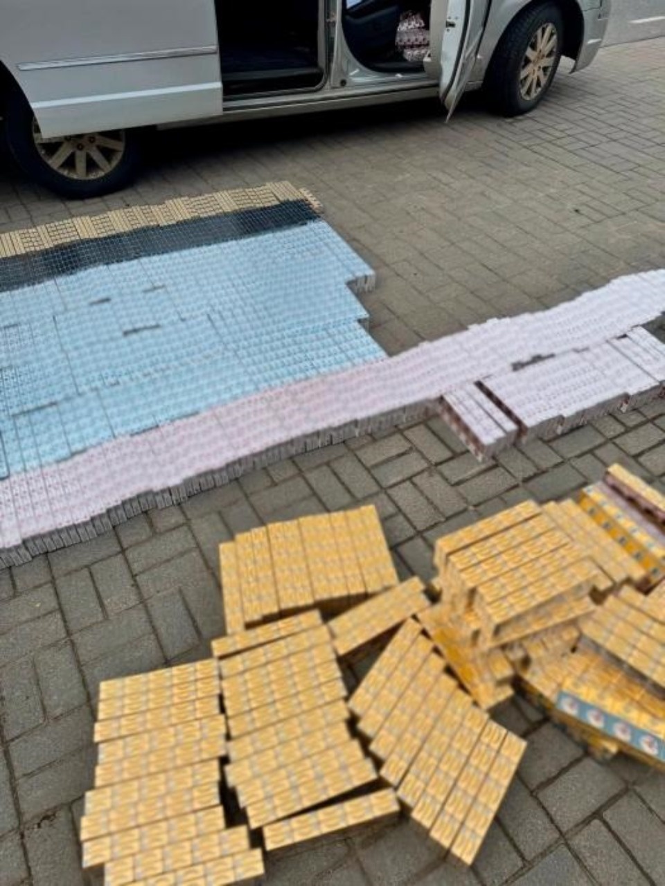 В Псковской области пресекли контрабандный канал поставки сигарет в Санкт-Петербург В Псковской области пресекли контрабандный канал поставки сигарет в Санкт-Петербург