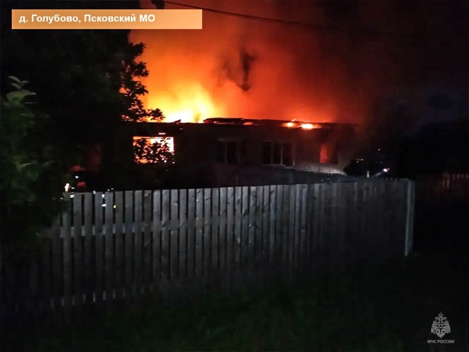 Два человека погибли при пожаре в жилом доме в Псковском районе Два человека погибли при пожаре в жилом доме в Псковском районе