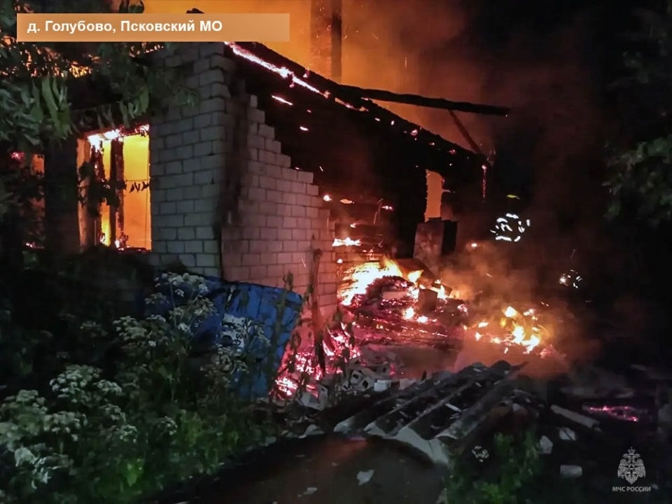 Два человека погибли при пожаре в жилом доме в Псковском районе Два человека погибли при пожаре в жилом доме в Псковском районе