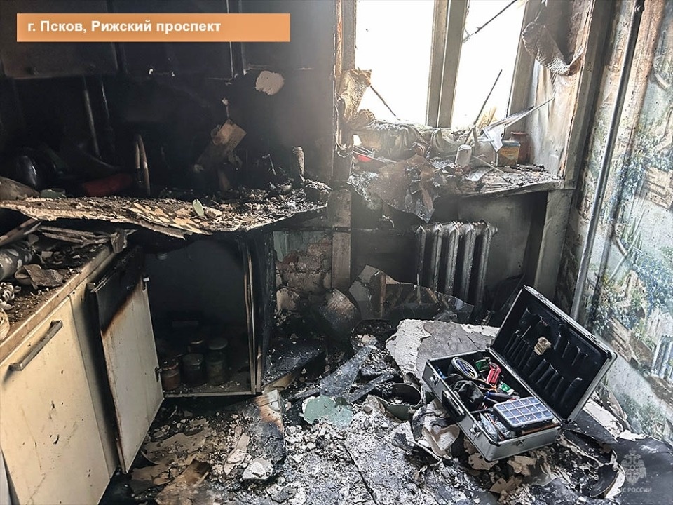 Четырех человек эвакуировали при пожаре в квартире в Пскове Четырех человек эвакуировали при пожаре в квартире в Пскове