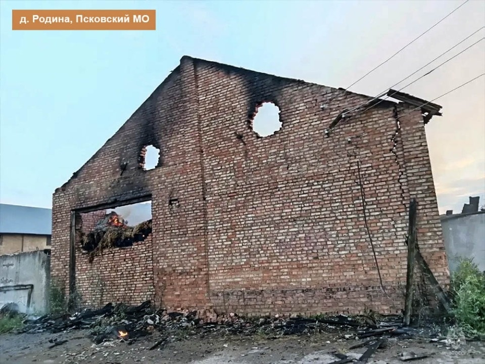 200 тонн соломы сгорели при пожаре в псковской деревне 200 тонн соломы сгорели при пожаре в псковской деревне
