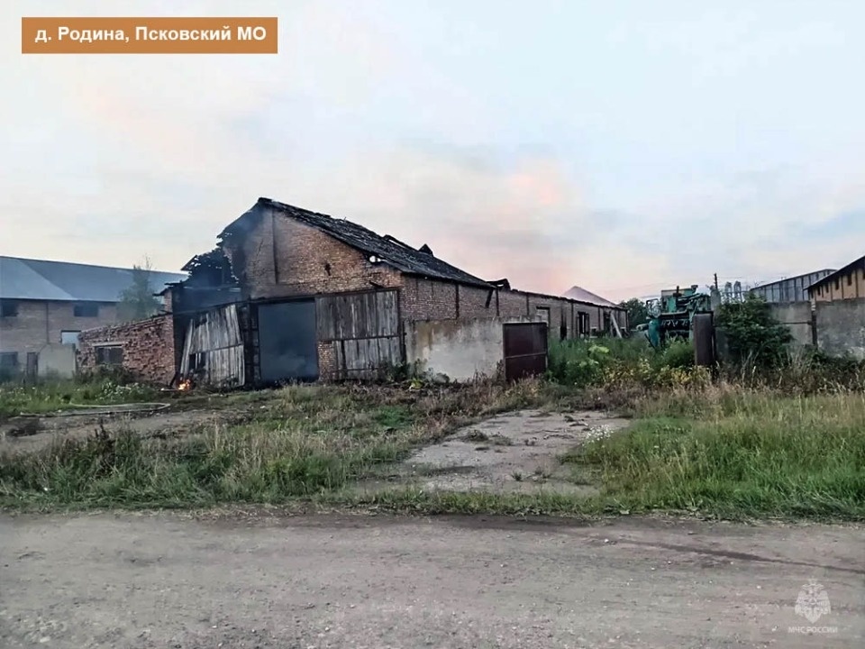 200 тонн соломы сгорели при пожаре в псковской деревне 200 тонн соломы сгорели при пожаре в псковской деревне