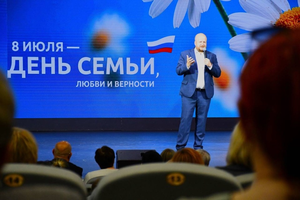 40 семейных пар отметили медалями в День семьи, любви и верности в Пскове