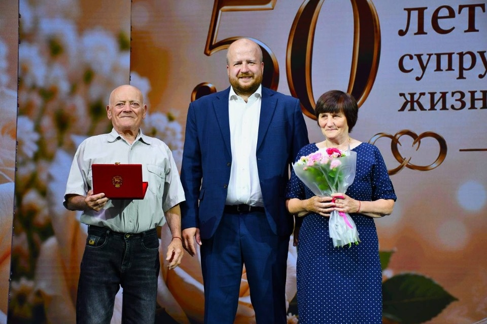 40 семейных пар отметили медалями в День семьи, любви и верности в Пскове