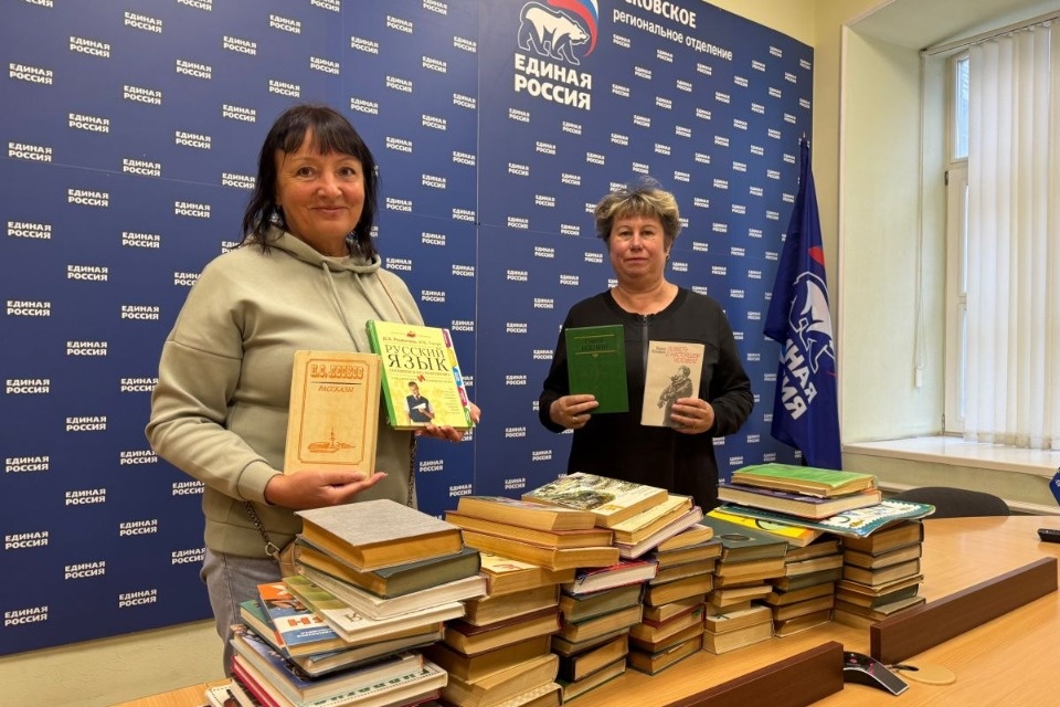 Псковичка передала 80 книг школьным библиотекам в рамках проекта ЕР