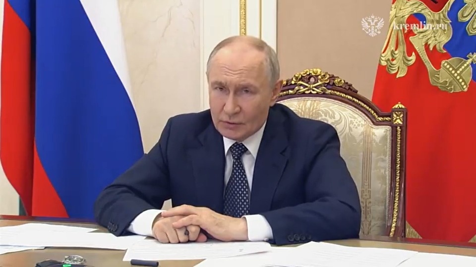 Владимир Путин провел совещание по ситуации с топливом Владимир Путин провел совещание по ситуации с топливом