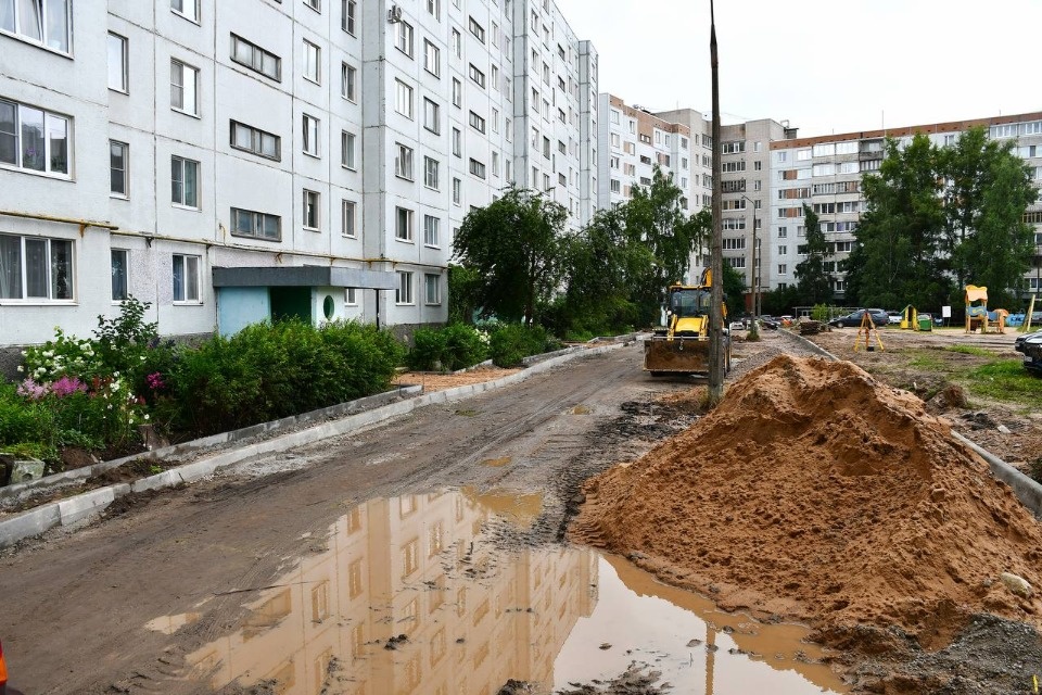 Двор дома №31 по улице Западной благоустраивают в Пскове