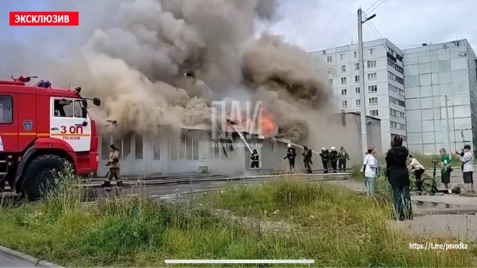 Ларьки горят на улице Энтузиастов в Пскове Ларьки горят на улице Энтузиастов в Пскове