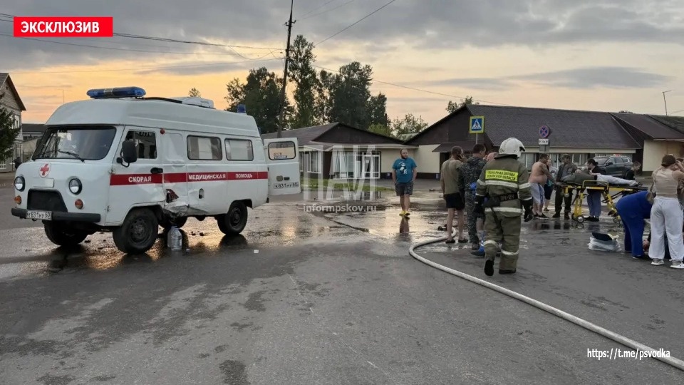 Скутер врезался в скорую помощь в Плюссе Скутер врезался в скорую помощь в Плюссе
