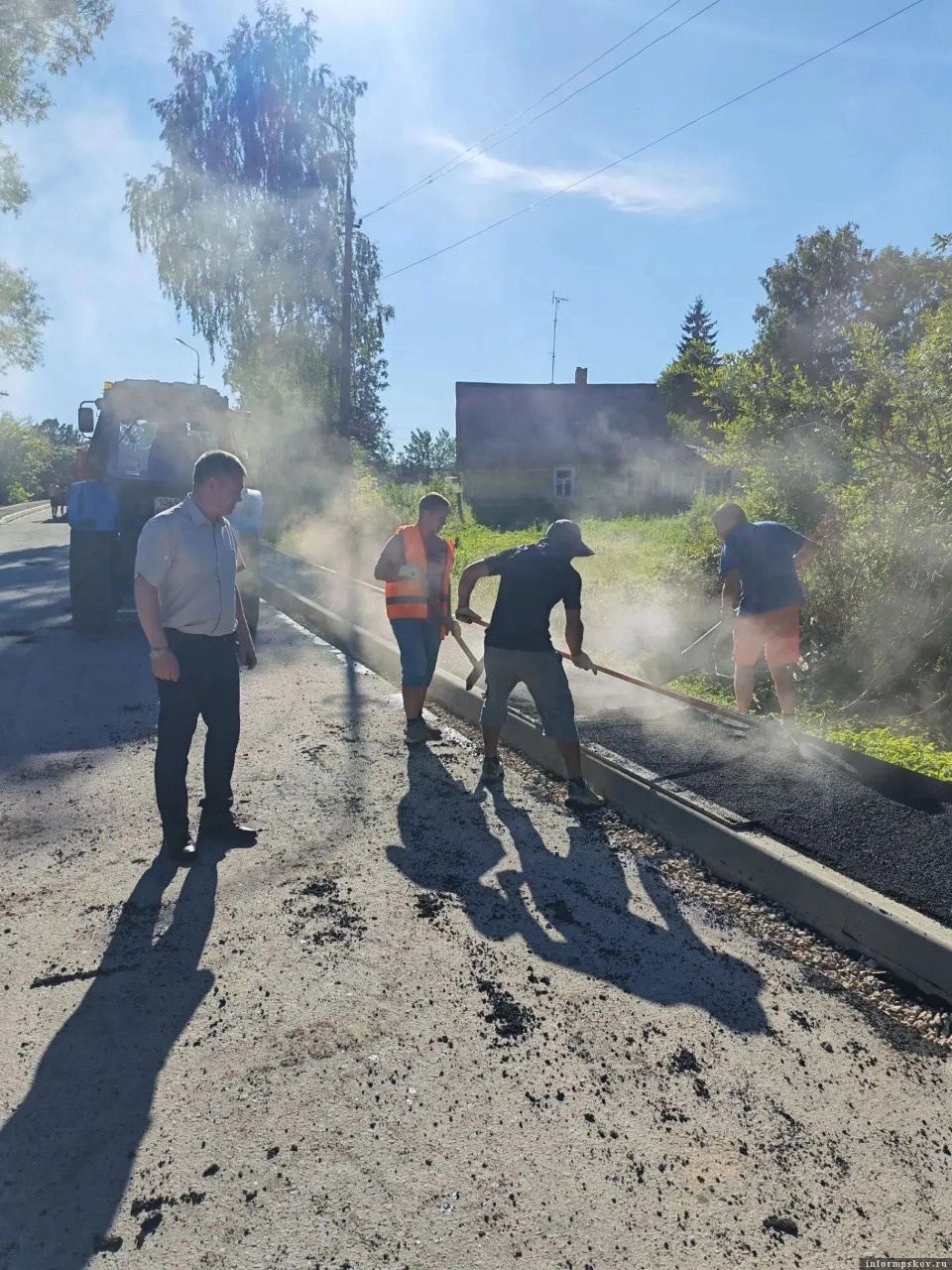Ремонт тротуара на улице Петрова в Дно завершится на текущей неделе Ремонт тротуара на улице Петрова в Дно завершится на текущей неделе