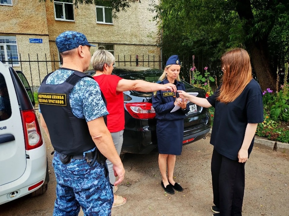 Жительницу Великолукского района обязали вернуть деньги за похищенные машины