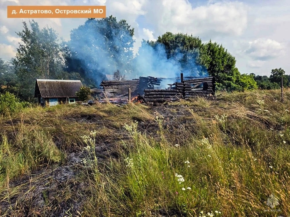 Два пожара произошло в Псковской области из-за курения и грозы Два пожара произошло в Псковской области из-за курения и грозы