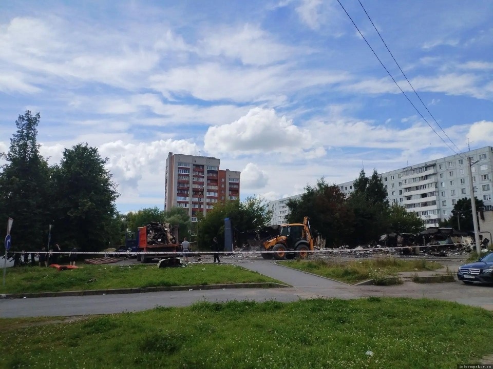 Сгоревшие павильоны разбирают в Пскове Сгоревшие павильоны разбирают в Пскове