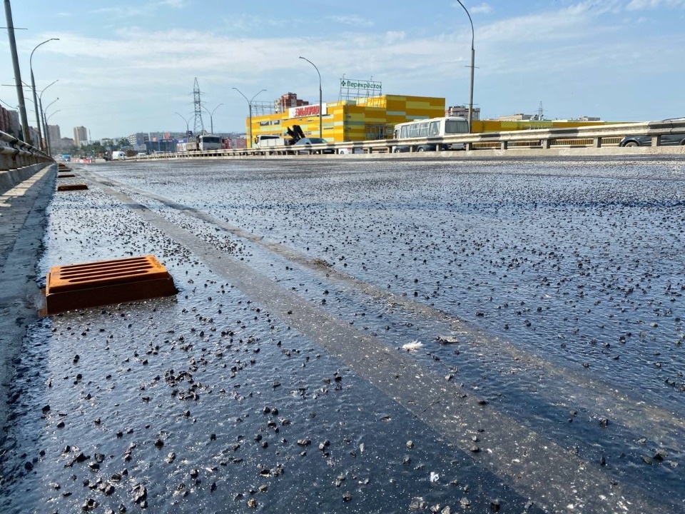 Мост Александра Невского готовят к укладке верхнего слоя асфальта в Пскове