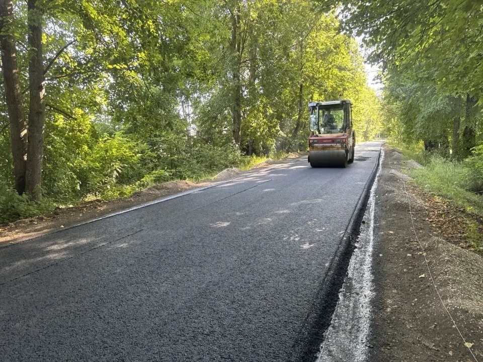 Стартовал ремонт дороги в деревне Коровье Село Палкинского района 
