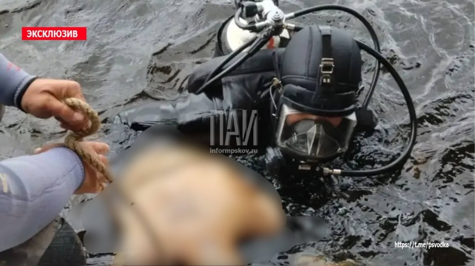 Водолазы достали из Великой тело девушки в Пскове Водолазы достали из Великой тело девушки в Пскове