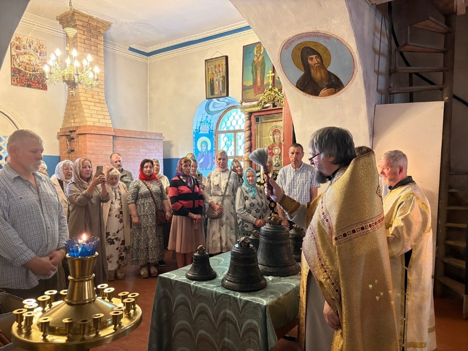 Новые колокола освятили в храме Георгия Победоносца в Псковском районе Новые колокола освятили в храме Георгия Победоносца в Псковском районе