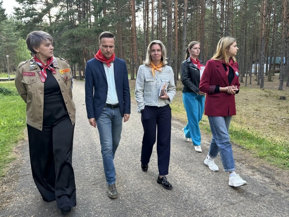 Сенатор Мельникова посетила смену лидеров в печорском лагере «Стремительный»