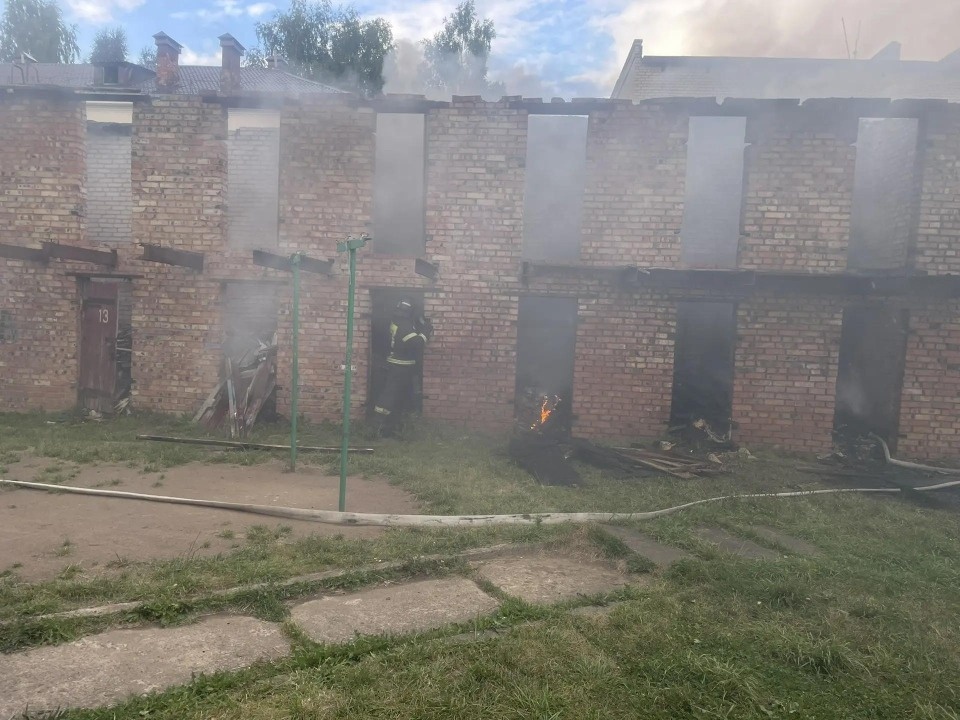 Бесхозные сараи горели на улице Щорса в Великих Луках Бесхозные сараи горели на улице Щорса в Великих Луках