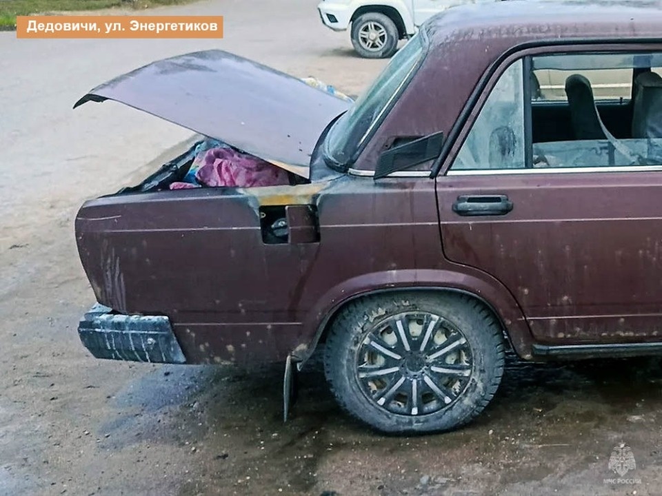 В Дедовичах горел автомобиль ВАЗ В Дедовичах горел автомобиль ВАЗ