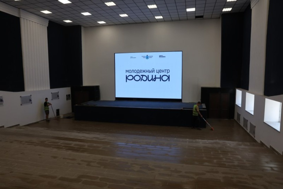 У Молодёжного центра «Родина» в Великих Луках отремонтируют тротуар