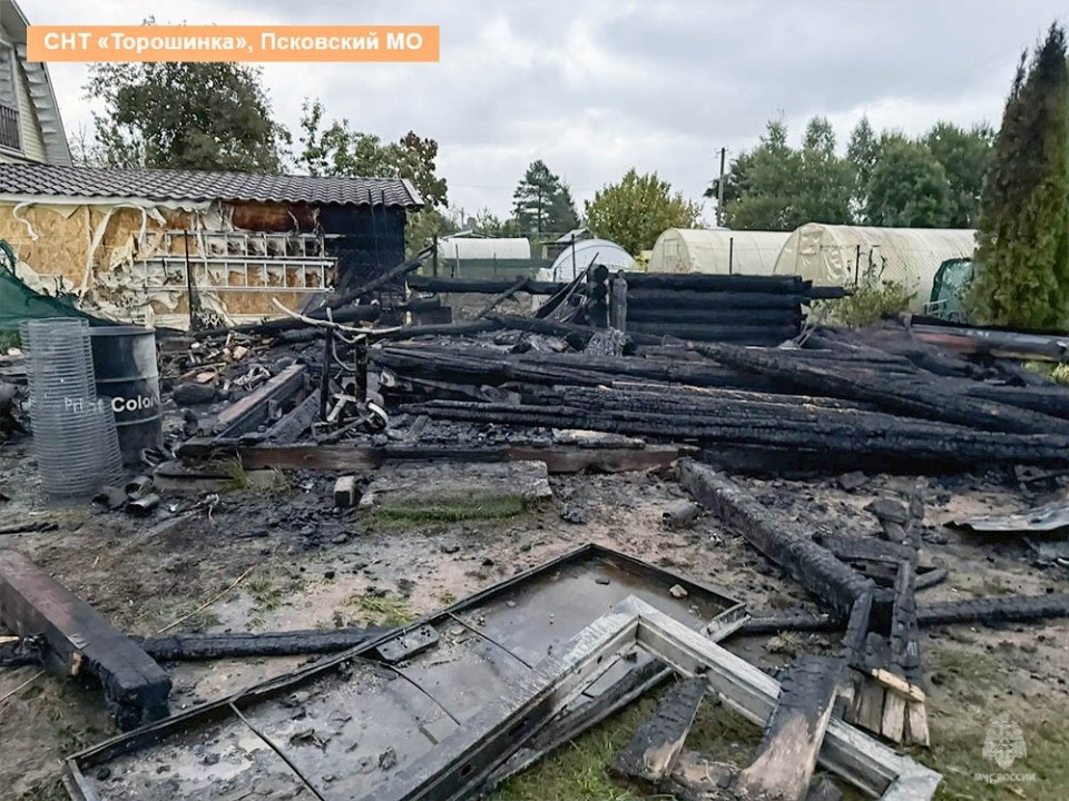В СНТ «Торошинка» Псковского района огонь уничтожил баню
