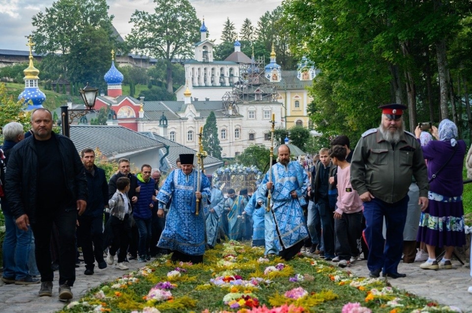 Расписание богослужений на Успение опубликовали в Псково-Печерском монастыре