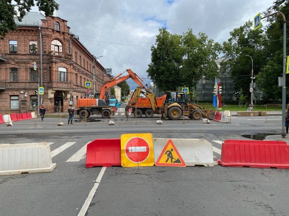 На Октябрьском проспекте в Пскове временно перекрыли движение из-за аварийного ремонта