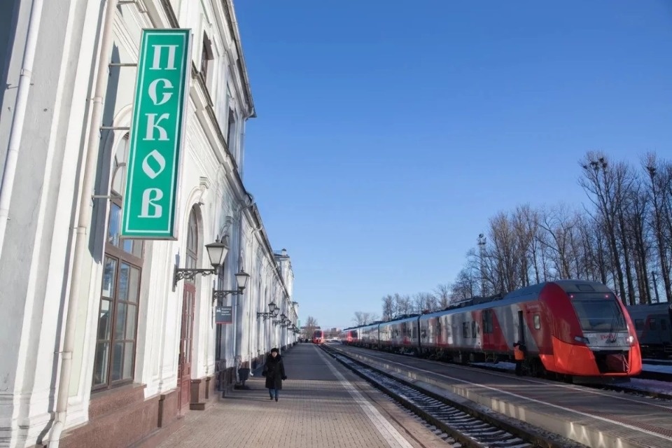 На вокзалах Псковской области помогли почти 800 пассажирам с ограниченными возможностями