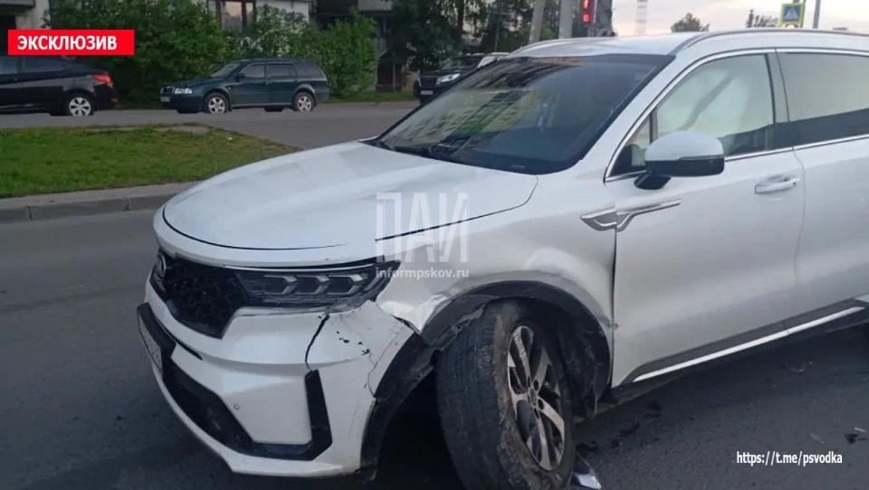 Два человека пострадали в результате ДТП на улице Коммунальной в Пскове Два человека пострадали в результате ДТП на улице Коммунальной в Пскове