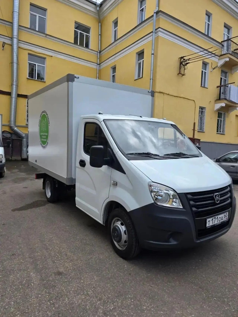 Новый транспорт для доставки продуктов в школы приобрели в Великих Луках 