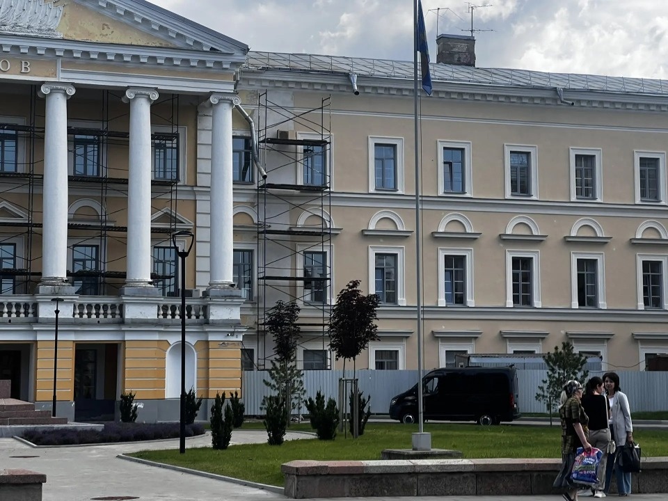 Здание Дома Советов поменяло оттенок Здание Дома Советов поменяло оттенок