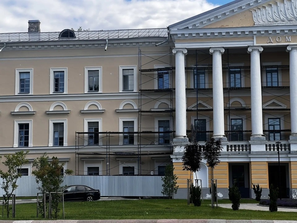 Здание Дома Советов поменяло оттенок Здание Дома Советов поменяло оттенок