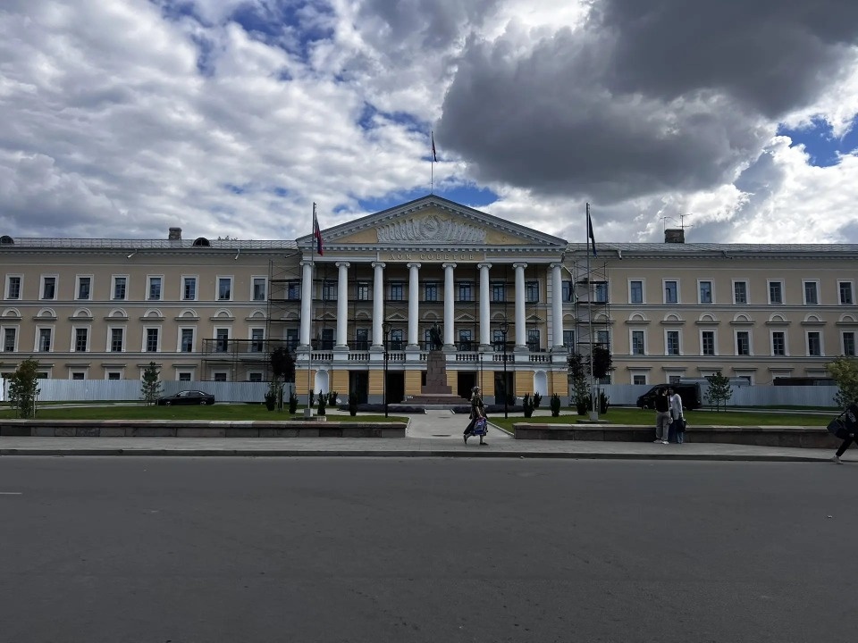 Здание Дома Советов поменяло оттенок Здание Дома Советов поменяло оттенок