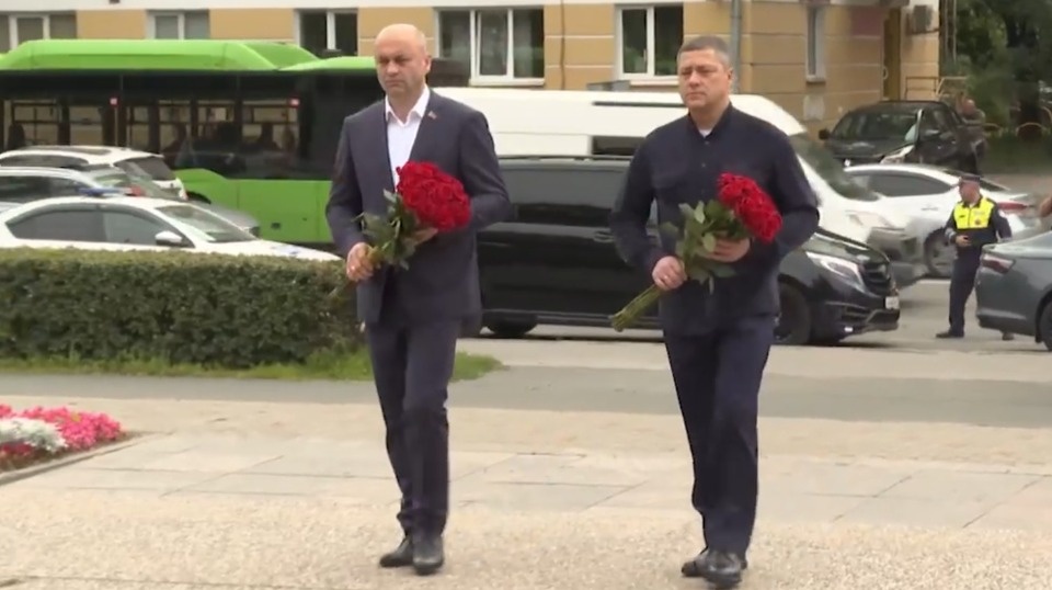 Михаил Ведерников и Александр Рогожник возложили цветы к Могиле Неизвестного Солдата в Пскове Михаил Ведерников и Александр Рогожник возложили цветы к Могиле Неизвестного Солдата в Пскове