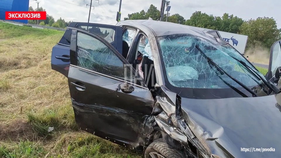 Пять человек пострадали в аварии на трассе М-9 в Новосокольническом районе