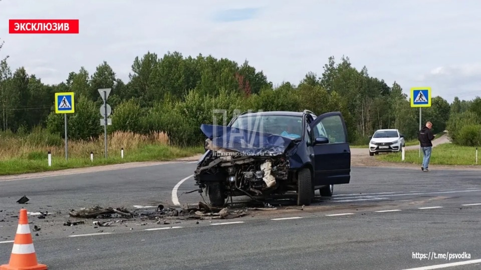 Пять человек пострадали в аварии на трассе М-9 в Новосокольническом районе