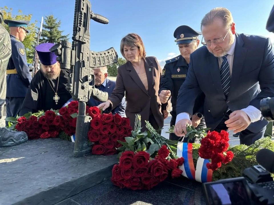 В Выбутах почтили память десантников 76-й дивизии в день её 87-летия