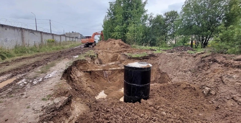 В Великих Луках продолжают реконструировать кольцевой водовод