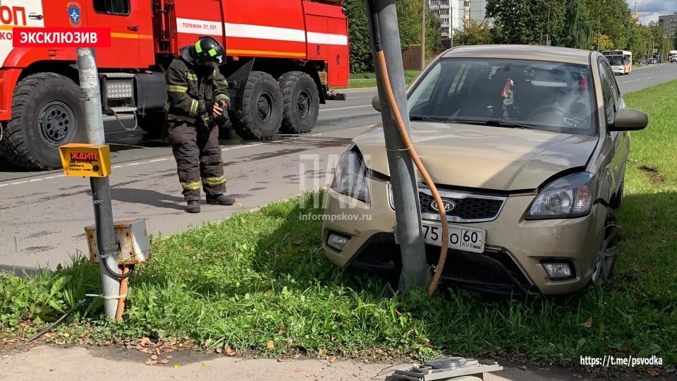 Водитель KIA сбила столб со светофором на Запсковье