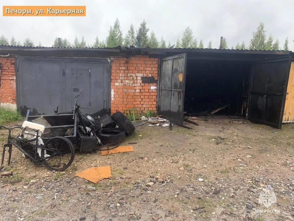 Четыре хозпостройки спасли при пожаре в гараже в Печорах