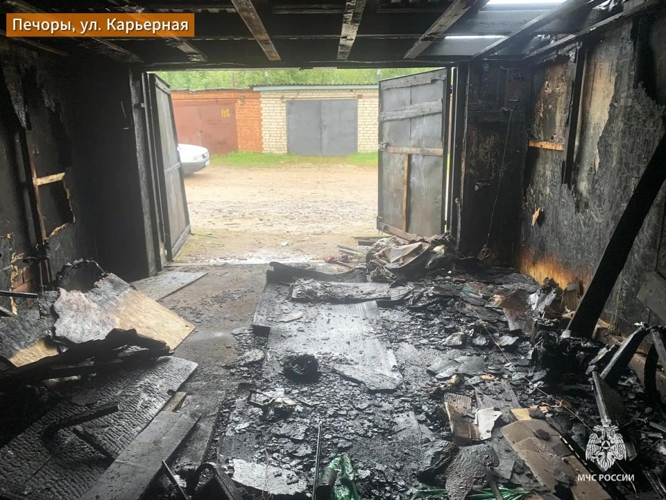Четыре хозпостройки спасли при пожаре в гараже в Печорах