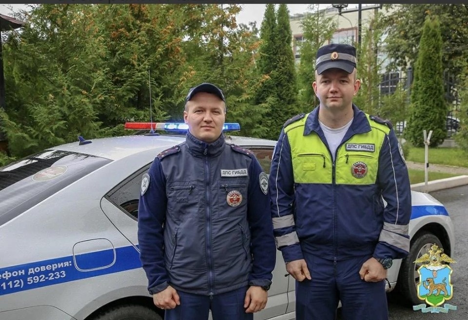 Псковский экипаж ДПС помог потушить загоревшийся в пробке автомобиль Псковский экипаж ДПС помог потушить загоревшийся в пробке автомобиль