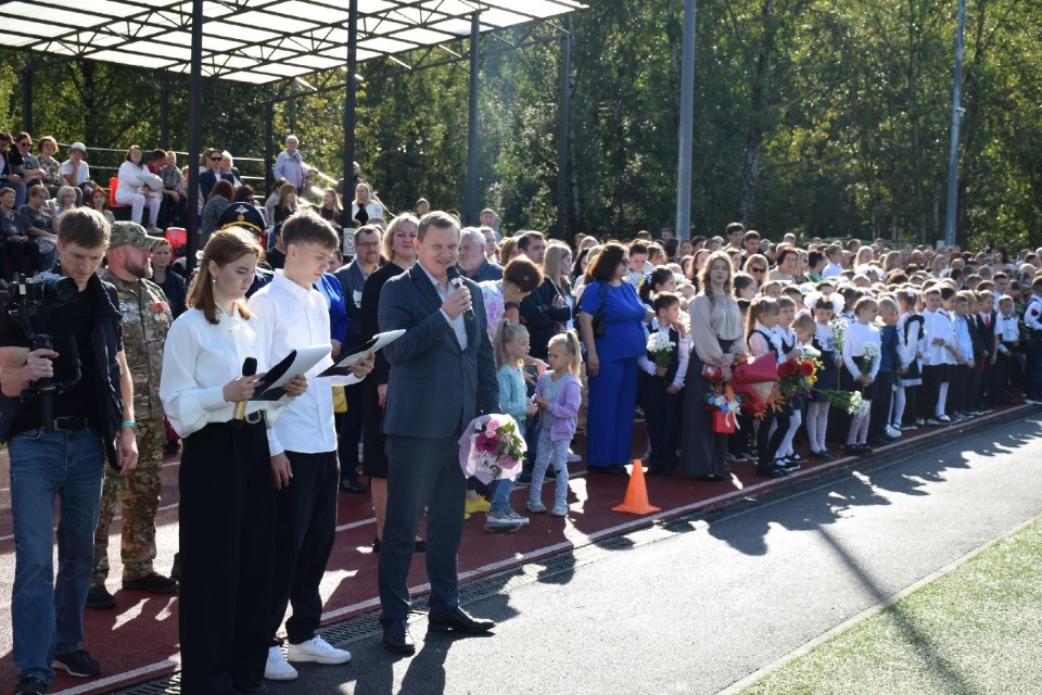 Главный врач детской больницы принял участие в линейках в лицеях Пскова
