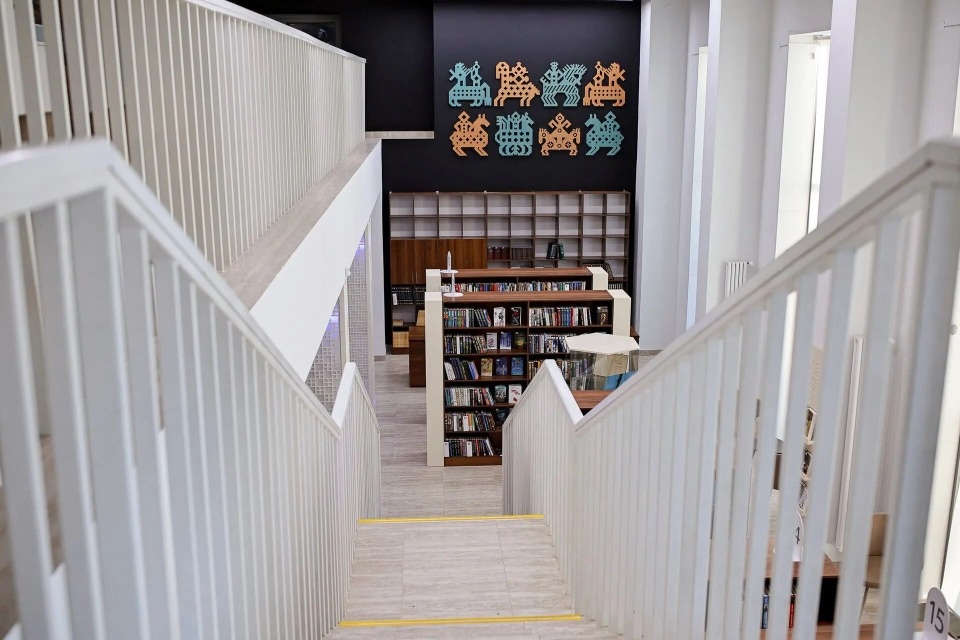 Что скрывается за книжными полками