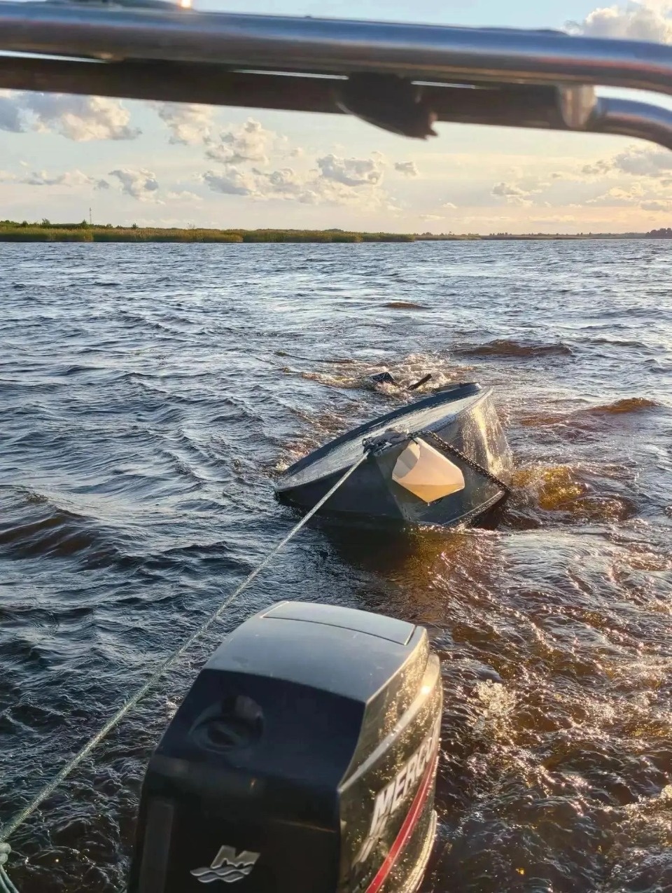 Пограничники спасли двух рыбаков из ледяной воды в Псковско-Чудском озере Пограничники спасли двух рыбаков из ледяной воды в Псковско-Чудском озере