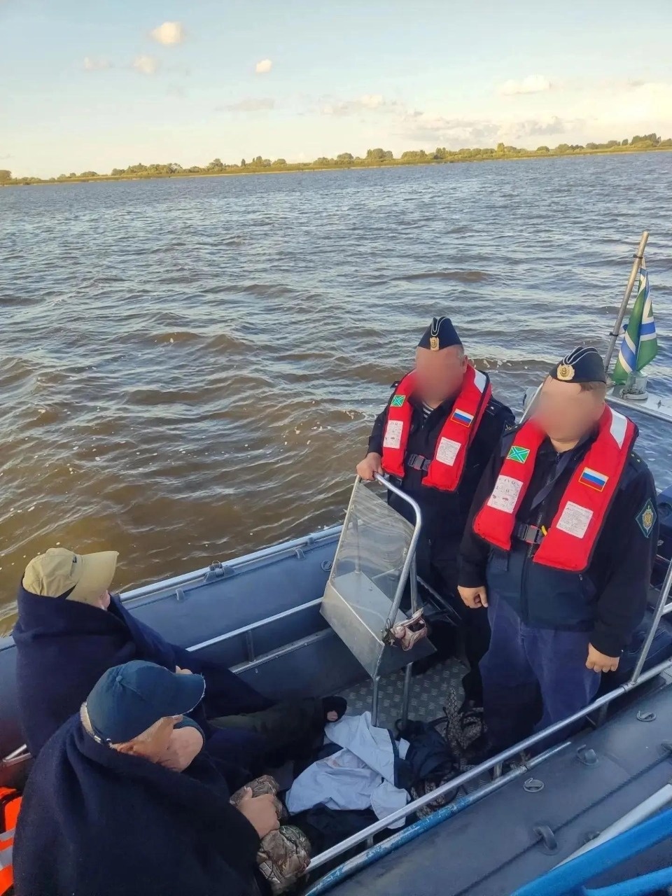 Пограничники спасли двух рыбаков из ледяной воды в Псковско-Чудском озере Пограничники спасли двух рыбаков из ледяной воды в Псковско-Чудском озере