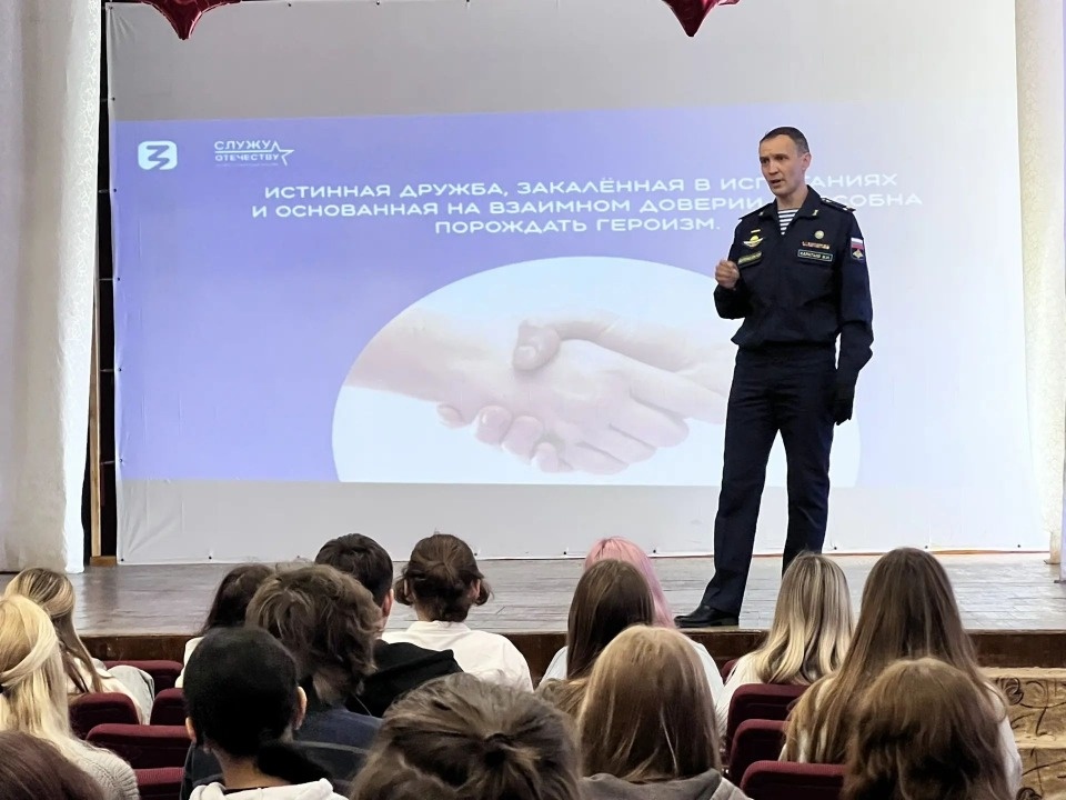 Ветеран СВО Михаил Каратыш встретился с учащимися школы №25 в Пскове