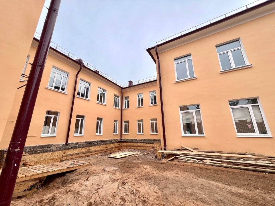 Обновление фасада школы №13 в Пскове завершается Обновление фасада школы №13 в Пскове завершается